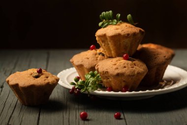 Koyu arkaplanda yaban mersinli kekler.