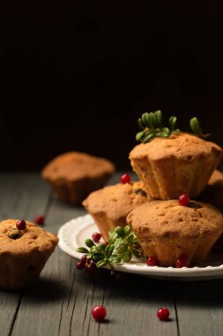Koyu arkaplanda yaban mersinli kekler.