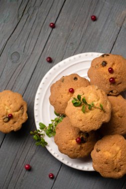 Koyu arkaplanda yaban mersinli kekler.