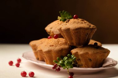 Koyu arkaplanda yaban mersinli kekler.