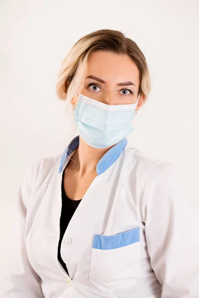 Beyaz Cüppeli Yüzünde Maske Olan Bir Doktorun Portresi — Stok fotoğraf