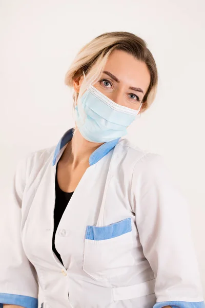Beyaz Cüppeli Yüzünde Maske Olan Bir Doktorun Portresi — Stok fotoğraf