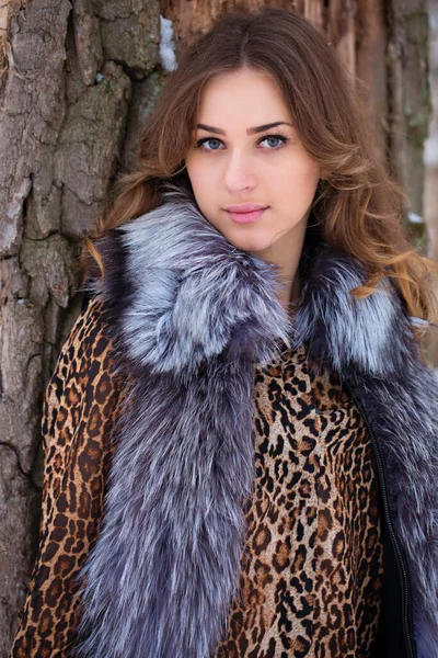 冬季穿着动物印花衬衫和毛皮背心的年轻女子的画像 — 图库照片