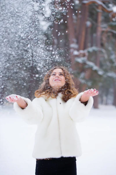 Retrato Una Joven Con Abrigo Piel Blanca Jugando Nieve Invierno —  Fotos de Stock
