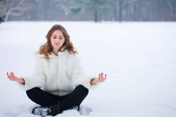 Ung Kvinna Mediterar Parken Snön Vintern — Stockfoto