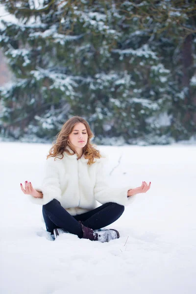 Genç Bir Kadın Kışın Karda Parkta Meditasyon Yapar — Stok fotoğraf