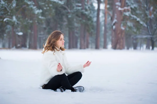 Młoda Kobieta Medytuje Parku Śniegu Zimą — Zdjęcie stockowe