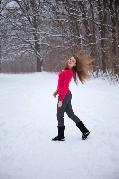 Menina Divertindo Inverno Parque — Fotografia de Stock