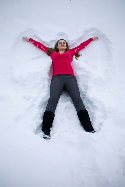 Una Mujer Joven Suéter Rojo Hace Alas Ángel Nieve Parque —  Fotos de Stock