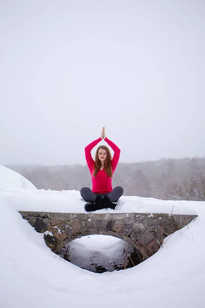 Mladá Žena Medituje Mostě Zimním Parku — Stock fotografie