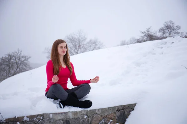 Uma Jovem Medita Uma Ponte Parque Inverno — Fotografia de Stock