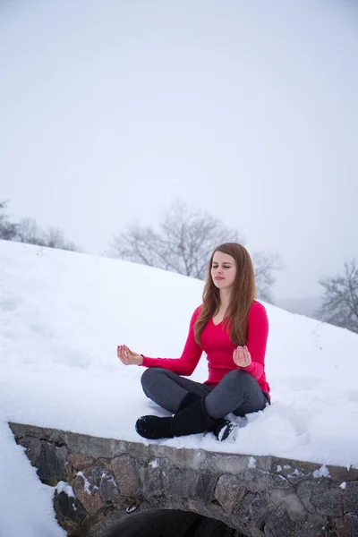 Молодая Женщина Медитирует Мосту Парке Зимой — стоковое фото
