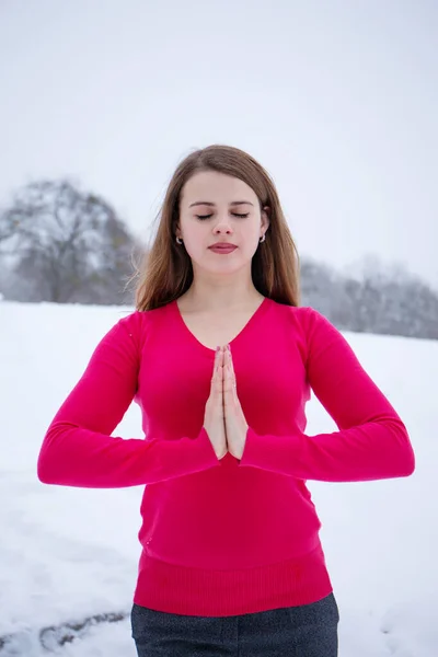冬に公園で瞑想する若い女性 — ストック写真