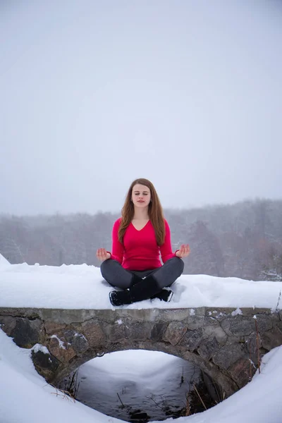 Молода Жінка Медитує Мосту Парку Взимку — стокове фото