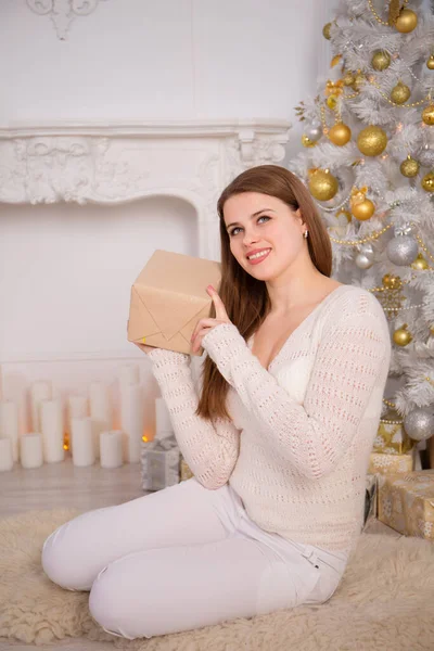 Молодая Красивая Женщина Рождественским Подарком Елкой — стоковое фото