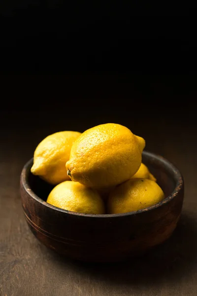 Limones Jugosos Tazón Sobre Fondo Madera — Foto de Stock