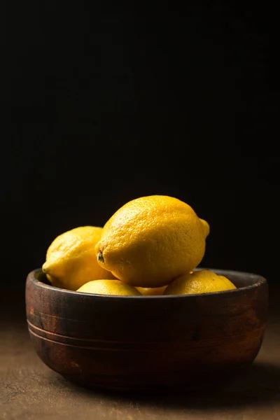 Limones Jugosos Tazón Sobre Fondo Madera — Foto de Stock