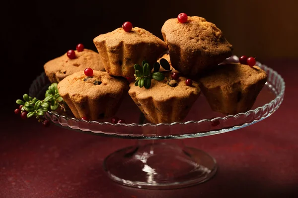 Rouge Cupcakes Mit Preiselbeeren Auf Einem Gläsernen Dessertständer Auf Dunklem — Stockfoto