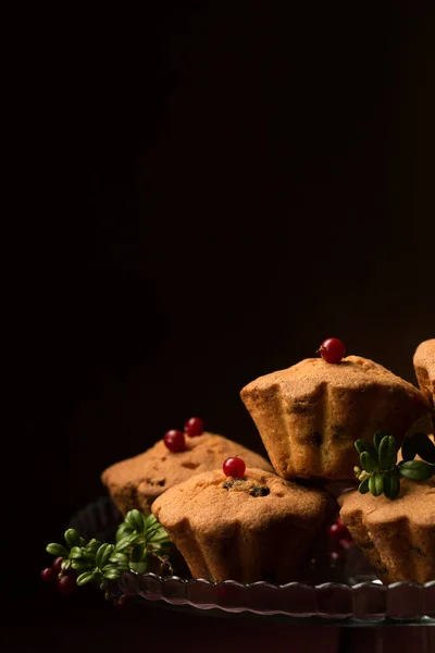 Rouge Cupcakes Mit Preiselbeeren Auf Einem Gläsernen Dessertständer Auf Dunklem — Stockfoto