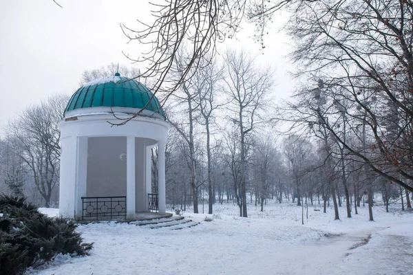 冬には凍てつく雪の公園にある古代の展望台 — ストック写真