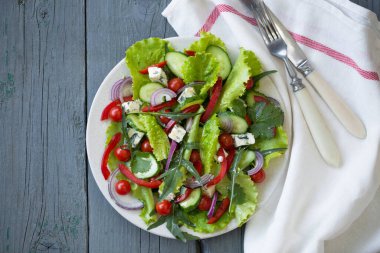 Tabakta taze sebze ve küflü peynir salatası.