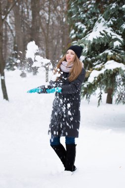 Kış parkında eldivenli güzel bir kadının portresi.