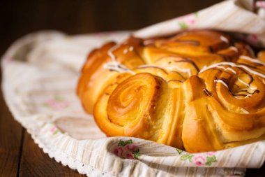 Kremalı ve çikolatalı çörek eski bir peçeteye serpiştirilmiş.