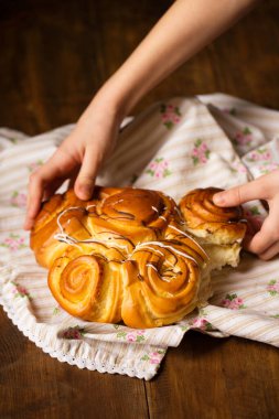 Kremalı ve çikolatalı çörek eski bir peçeteye serpiştirilmiş.