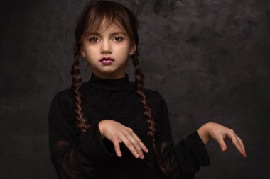 Karanlık bir arka planda gotik tarzda örgülü bir kız.