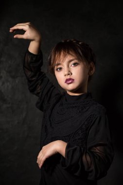 Karanlık bir arka planda gotik tarzda örgülü bir kız.