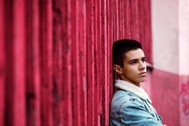 Eski bir ahşap duvar arka plan üzerinde genç dalgın adam