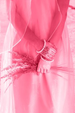 Güzel, şık, pembe, deri eldiven İncili