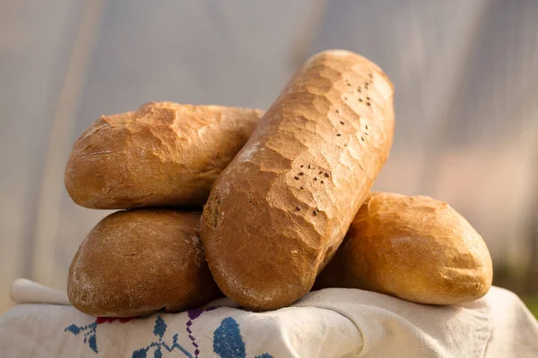 Zelfgebakken Brood Een Geborduurde Oekraïense Handdoek Koelen Buitenlucht — Stockfoto