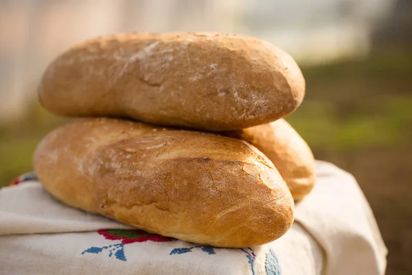 Домашний Хлеб Вышитом Украинском Полотенце Охлаждающийся Открытом Воздухе — стоковое фото