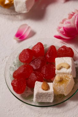 Pembe laleli hafif bir arka planda doğulu tatlılarla dolu bir hayat