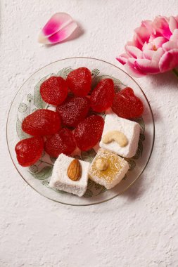 Pembe laleli hafif bir arka planda doğulu tatlılarla dolu bir hayat