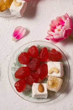 Pembe laleli hafif bir arka planda doğulu tatlılarla dolu bir hayat