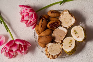 Pembe laleli hafif bir arka planda doğulu tatlılarla dolu bir hayat