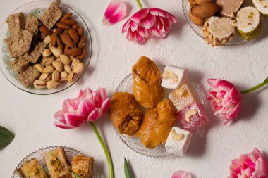 Pembe laleli hafif bir arka planda doğulu tatlılarla dolu bir hayat