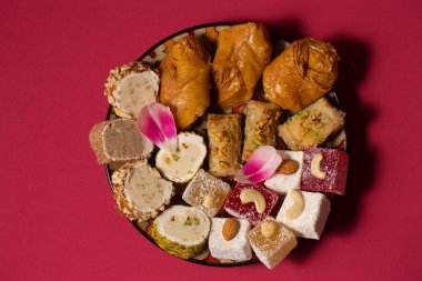 Pembe laleli pembe bir arka planda doğulu tatlılarla dolu bir hayat