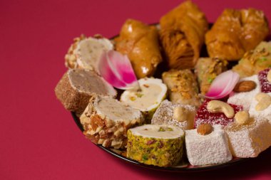 Pembe laleli pembe bir arka planda doğulu tatlılarla dolu bir hayat