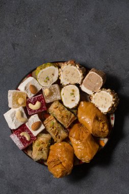 Gri arka planda Türk Lokumu 'nun hayatı