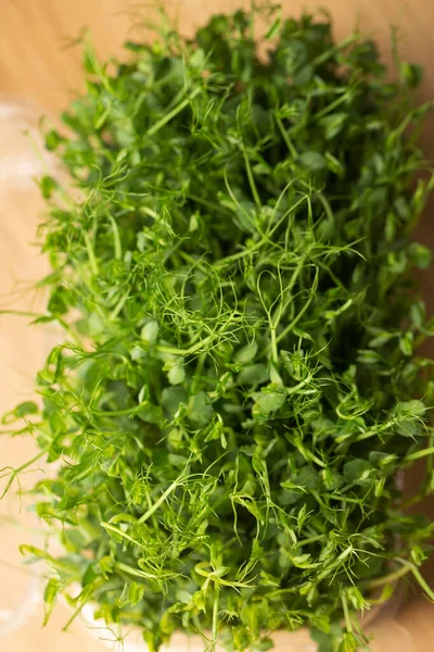 Sprouted Pea Sprouts Microgreens Pudełku Drewnianym Stole — Zdjęcie stockowe