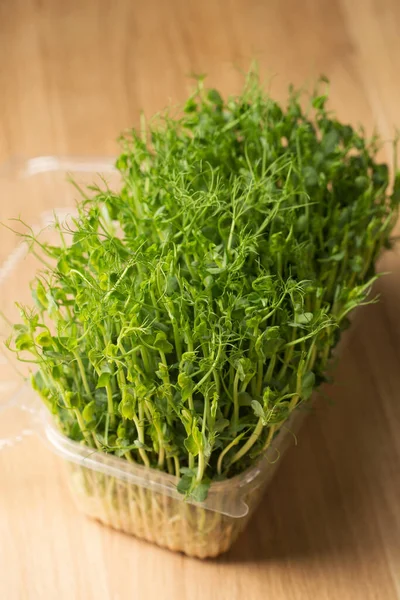 Sprouted Kacang Polong Microgreens Dalam Kotak Atas Meja Kayu — Stok Foto