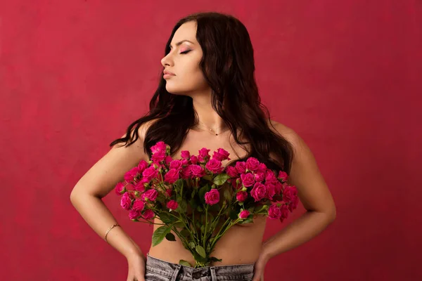 Krásná Mladá Žena Drží Kytici Růžových Růží Růžovém Pozadí — Stock fotografie