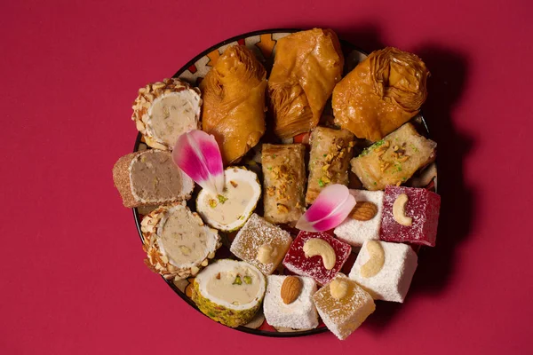 Pembe laleli pembe bir arka planda doğulu tatlılarla dolu bir hayat