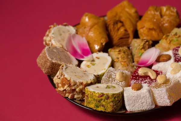 Pembe laleli pembe bir arka planda doğulu tatlılarla dolu bir hayat