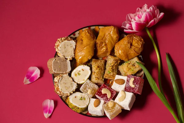 Stillleben Orientalischer Süßigkeiten Auf Rosa Hintergrund Mit Rosa Tulpe Stockbild