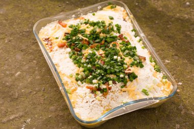 Banosh, ya da tokan Hutsul mutfağı. Kremalı mısır lapası, koyun peyniri, çıtırtı ve yeşil soğanlı.