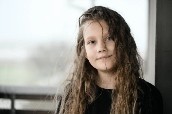 Rüzgarlı Havada Dışarıda Dağınık Saçlı Arkadaş Canlısı Bir Genç Kız — Stok fotoğraf
